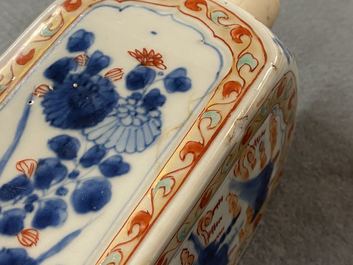 Een Chinese verte-Imari fles met florale en landschapspanelen, Kangxi